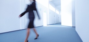frau-geht-ueber-gang-im-buero-236502-2
