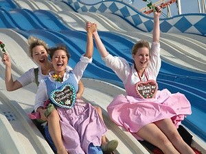 drei-junge-frauen-auf-rutsche-oktoberfest-240104-2